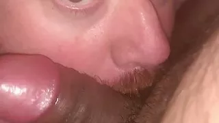 Asiatischer Kerl zieht Gloryhole runter, um mich beim Blasen zu filmen