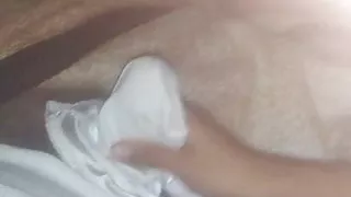 Me masturban con unos pantis de satin