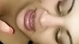 Une arabe hyper bien gaulee suce son zob