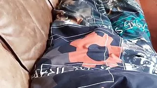 Ma femme qui se branle le clito sur le canape