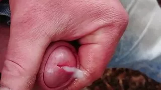 Im Park Pinkeln und Sperma laufen lassen