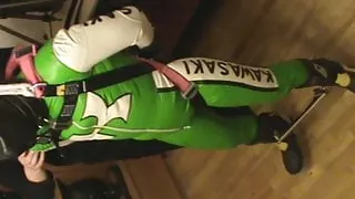 Grün und weiß - suspendierter Bikersklave