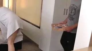 Sexy reife Frau wird von Pizzaboten gefickt