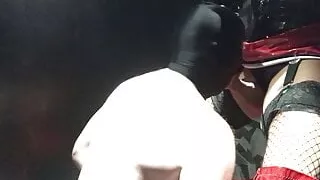 Crossdresser Sacha würgt ihren Kerl an ihrem Schwanz