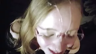 Ihr erster Facial! Deutsche Blondine bettelt um Sperma in ih