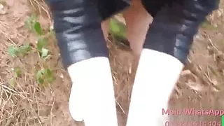 Junge Blondine im Wald vom Urlaub