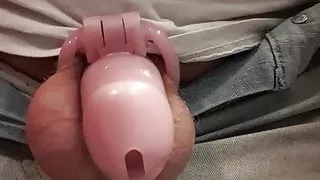 Sissy sperrt ihren erbärmlichen kleinen Schwanz in Keuschheit