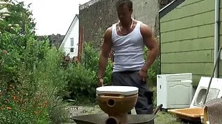 Da Cada holt sich den Tapeten Kleister bei Bodo