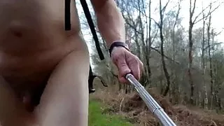 Ein nackter Winterspaziergang durch Felder und Wälder