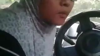 Astaga, sempat lagi ustazah ni isap pelir di kereta amboiii