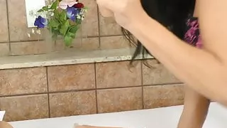 Vitoria Neves dildos her trans asshole