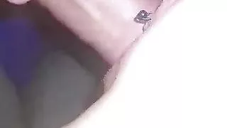 Sie stopft ihre Pussy mit meinen Schwanz