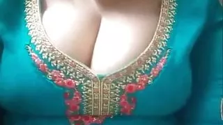 Big boobs desi aunty in dress shows cleavage