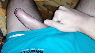 auf einer Party unter der Bettdecke wichsen, ein dünner Kerl wichst