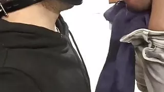 In seinem Keller fickt ein Typ meinen Mund tief in den Kehlkopf.