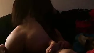 Voila une amatrice tres active avec ses fesses