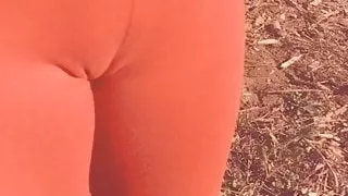 Nackte Cameltoe Walk Holz öffentlich Blinkender Schritt Cousine