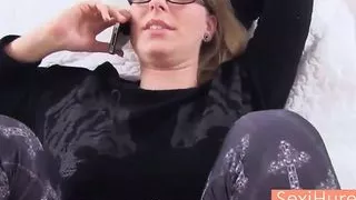 Die blonde Mutter lutscht ihren Sohn