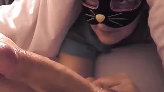 Ein süßes Mädchen spielt mit einem Schwanz unter der Decke - Epischer Cumshot