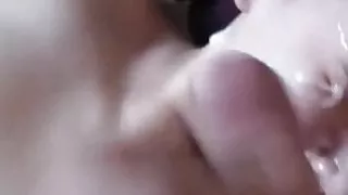 Laura ins Gesicht gespritzt
