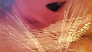 Sabbern mit einem trägerlosen offenen Mundknebel