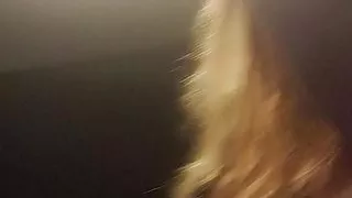 Nackt an Haltestelle