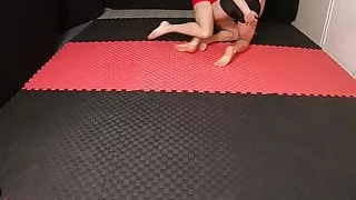 Junger Twink im Ringkampf mit muskulösem Jock