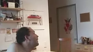 Ich schaue mir ein Porno meiner besten Freundin an und wichs