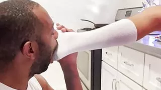 Sexy Cesar gets a warm and sticky facial after toe licking