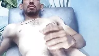 Heißer Latino, der seinen großen, dicken Schwanz küsst