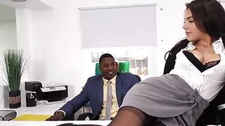 Vollbusige cuckold Domina bekommt Gesichtsbesamung