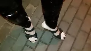 Sexy Füße, Plateaukeile und Latexleggings