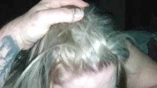 Mein Mädchen lernt, es in den Hals zu stecken