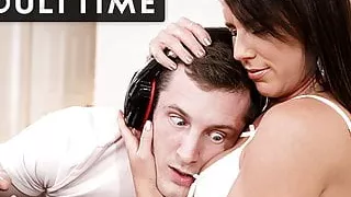 MILF Stepmom Comes Onto Me And Wants Me To Cum On Her Face