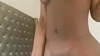 Ebenholz-Transe spielt mit ihrem großen Schwanz