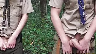 Zwei uniformierte Twink-Pfadfinder ficken draußen am Lagerfeuer