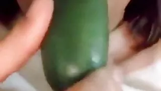 Turk Tiktoker Hande Salatalik ile mast yapiyor