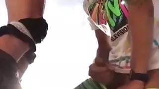 Aussie lutscht einen großen Schwanz am Strand