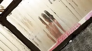 Peguei esposa meu amigo tomando banho