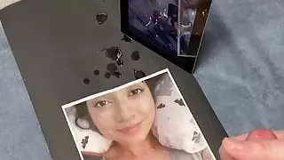 Eine weitere asiatische Schlampe mit Sperma als Tribut