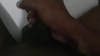 Geiler tamilischer Kerl wichst mit einem riesigen Schwanz auf der Toilette