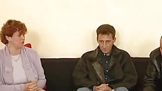 So wird deine Mutter von 2 notgeilen Bauern gebumst!