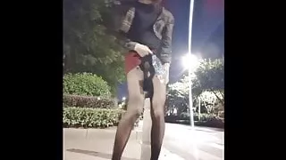 Asiatische Sissy in der Öffentlichkeit erwischt