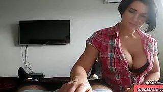 stemor hjelper henne til a fa skritt fordi han ikke kan onan