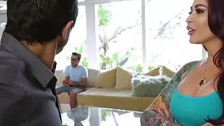 Vollbusige Stiefmutter gefickt von nerdigem Stiefsohn in mmf