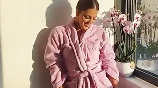 Iris Mittenaere en peignoir sexy rose