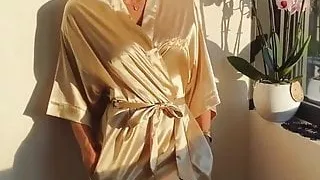 Iris Mittenaere en peignoir sexy rose