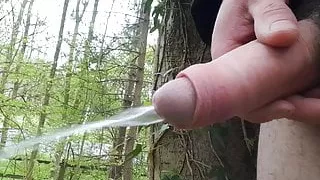 Pisse und Sperma an einer belebten Straße