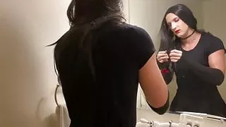 Crossdresser macht sich bereit für ein Date mit einem heißen Mann