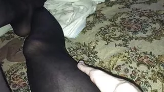 junge unerfahrene Sissy Fußfesseln